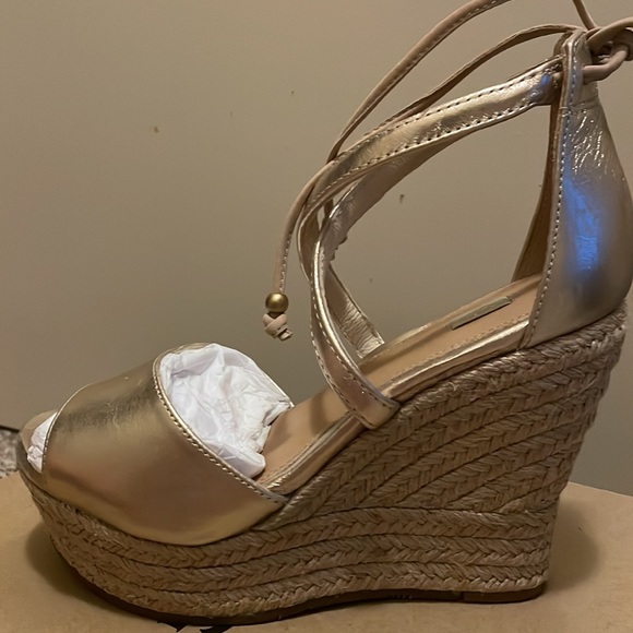 new UGG platforms,spring/summer. Gold metallic,never worn, original box. - Picture 8 of 12